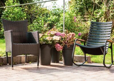 Terrasse med blomster og havemøbler ved HabitusHuset Sigerslevvej.