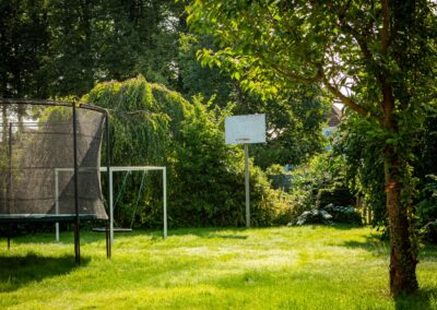 Have med trampolin og basketkurv på HabitusHuset Sigerslevvej.