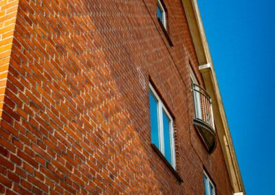 Nærbillede af murværk og vinduer på HabitusHuset Sigerslevvej.