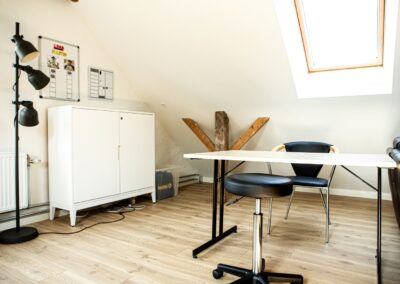 Lille arbejds eller spiseplads i et lyst rum på HabitusHuset Sigerslevvej.